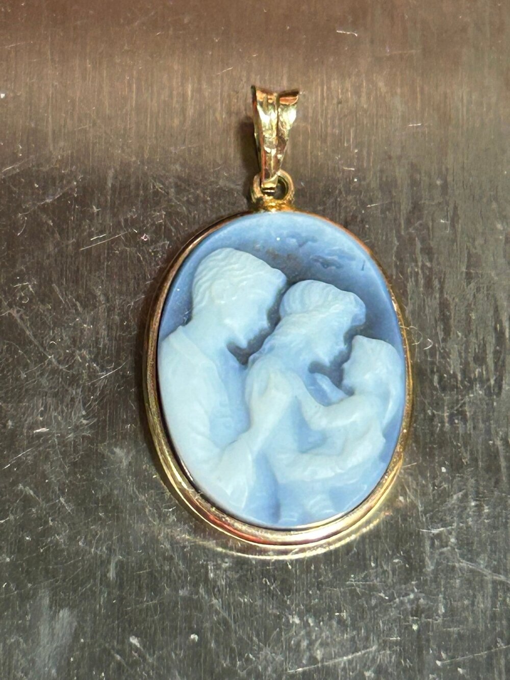 Vintage 14k solid yellow gold Mother father and child agate cameo pendant charm